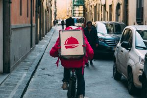 Procura condanna assunzione rider