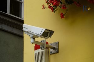 Si possono mettere le telecamere in casa se c'è la badante?